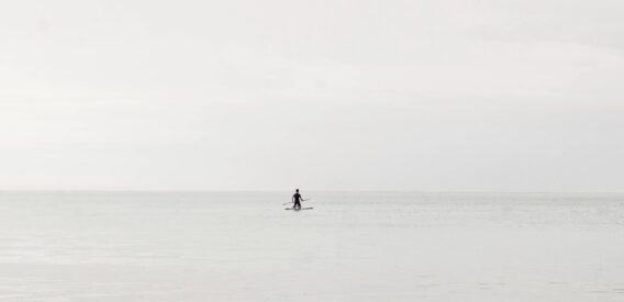 "Alone" ou l'hommage aux sports nautique face à l'immensité de l'océan